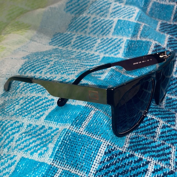 Guess - Picture 3 of 5